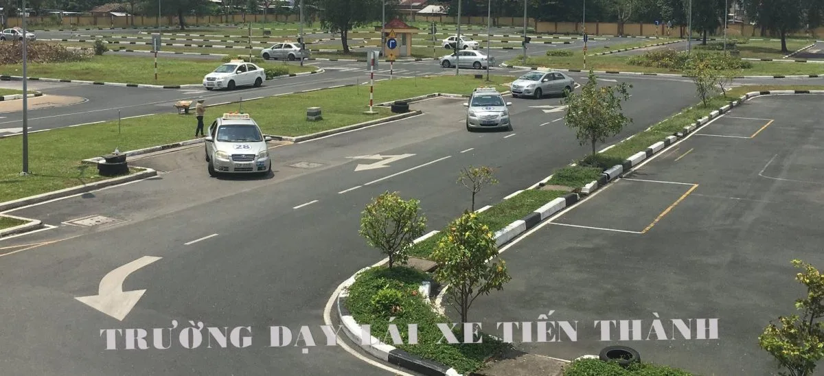 sân tập lái Trường dạy lái xe Tiến Thành.jpg